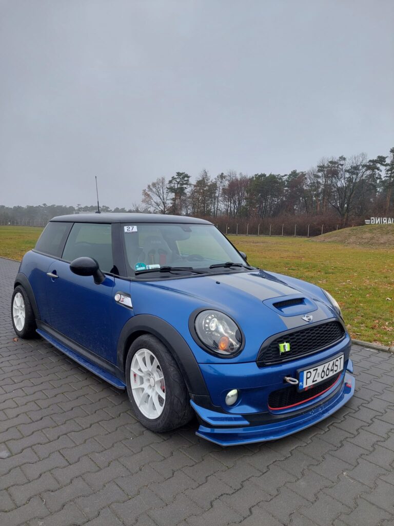 Mini Cooper R56 Seitenschweller, DTM Wings und Frontspoiler auf der Rennstrecke