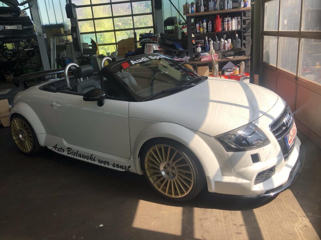 Audi TT 8N DMC Widebodykit - weißer TT Cabrio in Werkstatt