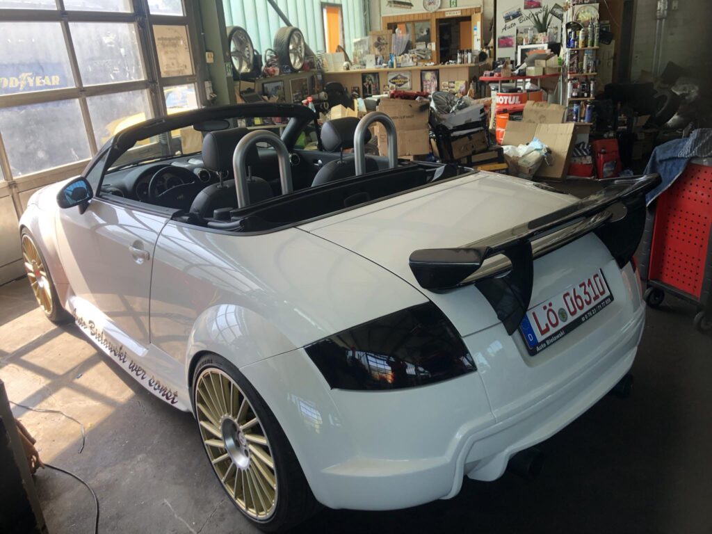 Audi TT 8N DMC Widebodykit - weißer TT Cabrio in Werkstatt