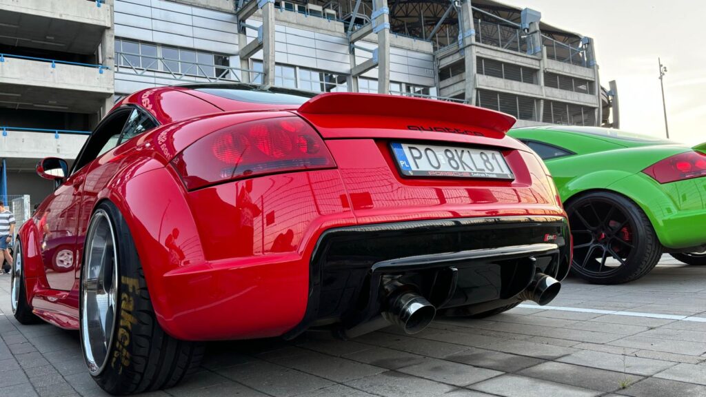 Audi TT 8N DMC Widebodykit - zwei TTs auf Autotreffen Rückansicht
