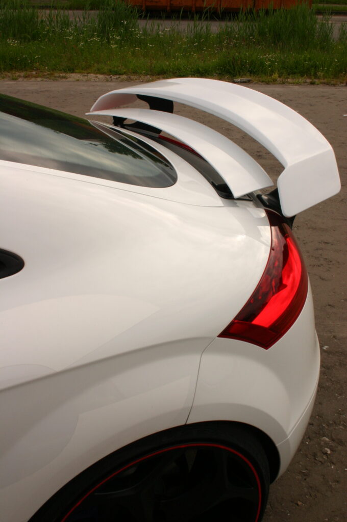 Audi TT 8J DMC Heckspoiler H2 Detailaufnahme mit ausgefahrenem Originalspoiler